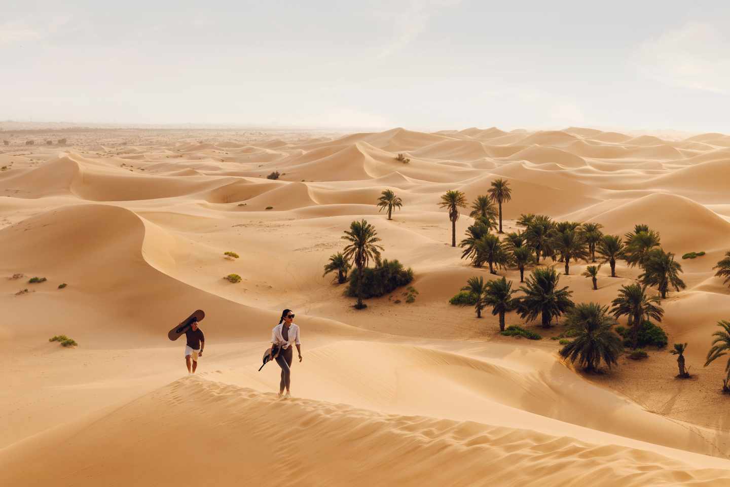 vae-abu-dhabi-wueste-paar-sandboarding-partnerbild.jpg