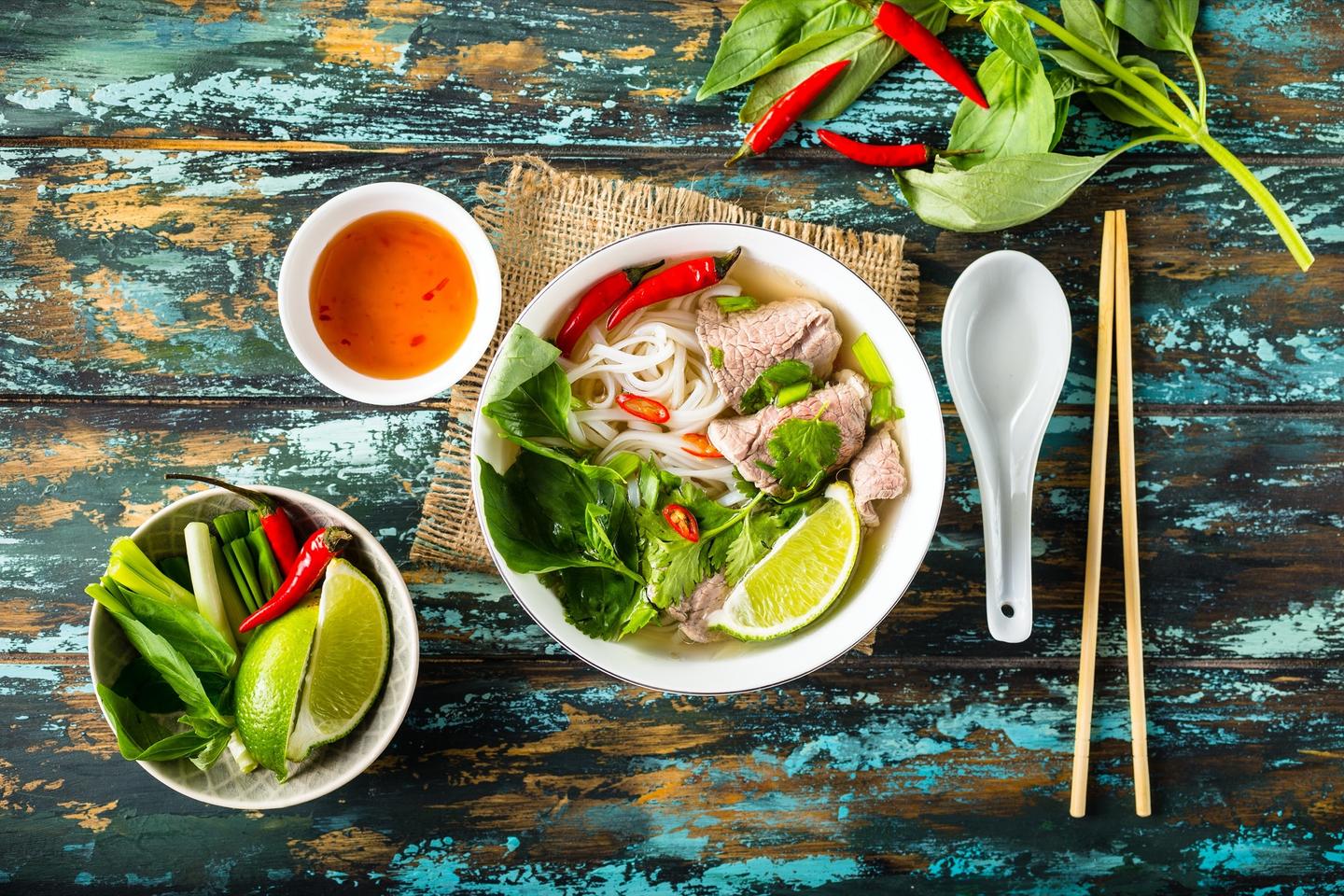 vietnam-pho-essen-suppe-g-910864612.jpg