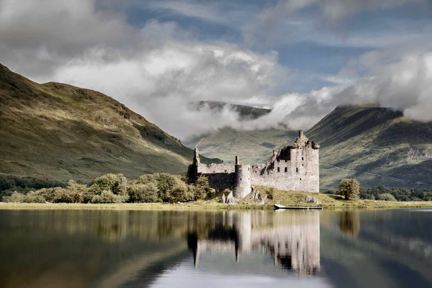 coolcation-schottland-kilchurn-castle-g-875866508.jpeg