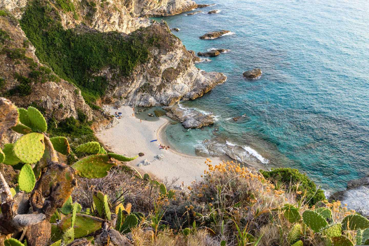 italien-hero-roadtrip-luftaufnahme-des-strandes-ficara-spiaggia-a-ficara-bei-sonnenuntergang-vom-aussichtspunkt-capo-vaticano-kalabrien-italien-g-1299004448.jpg