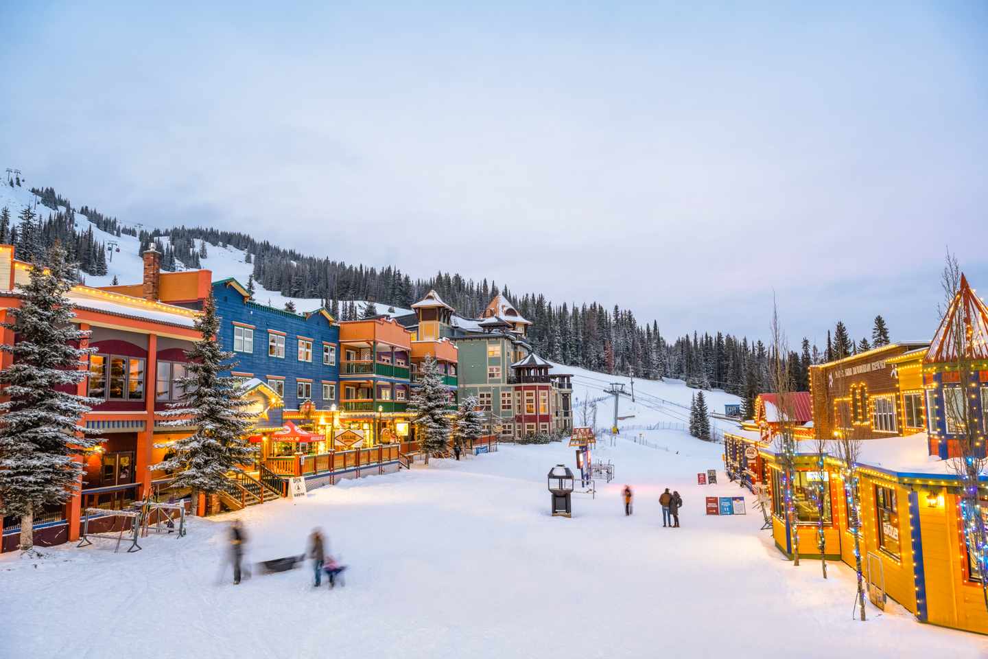 kanada-british-columbia-big-white-ski-resort-bei-daemmerung-g-1358162112.jpg