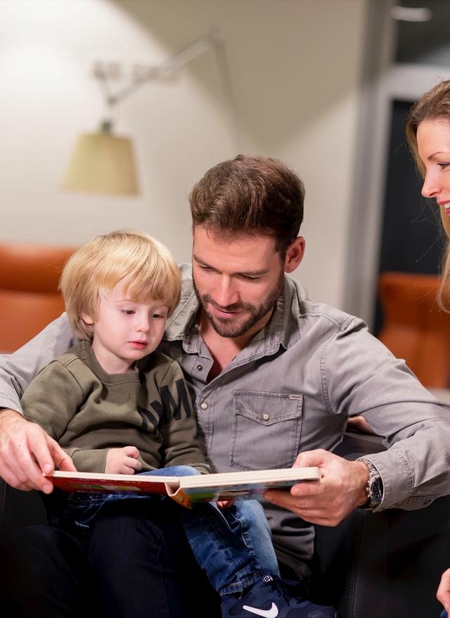 Mehr Informationen Familie in der Flughafen Lounge