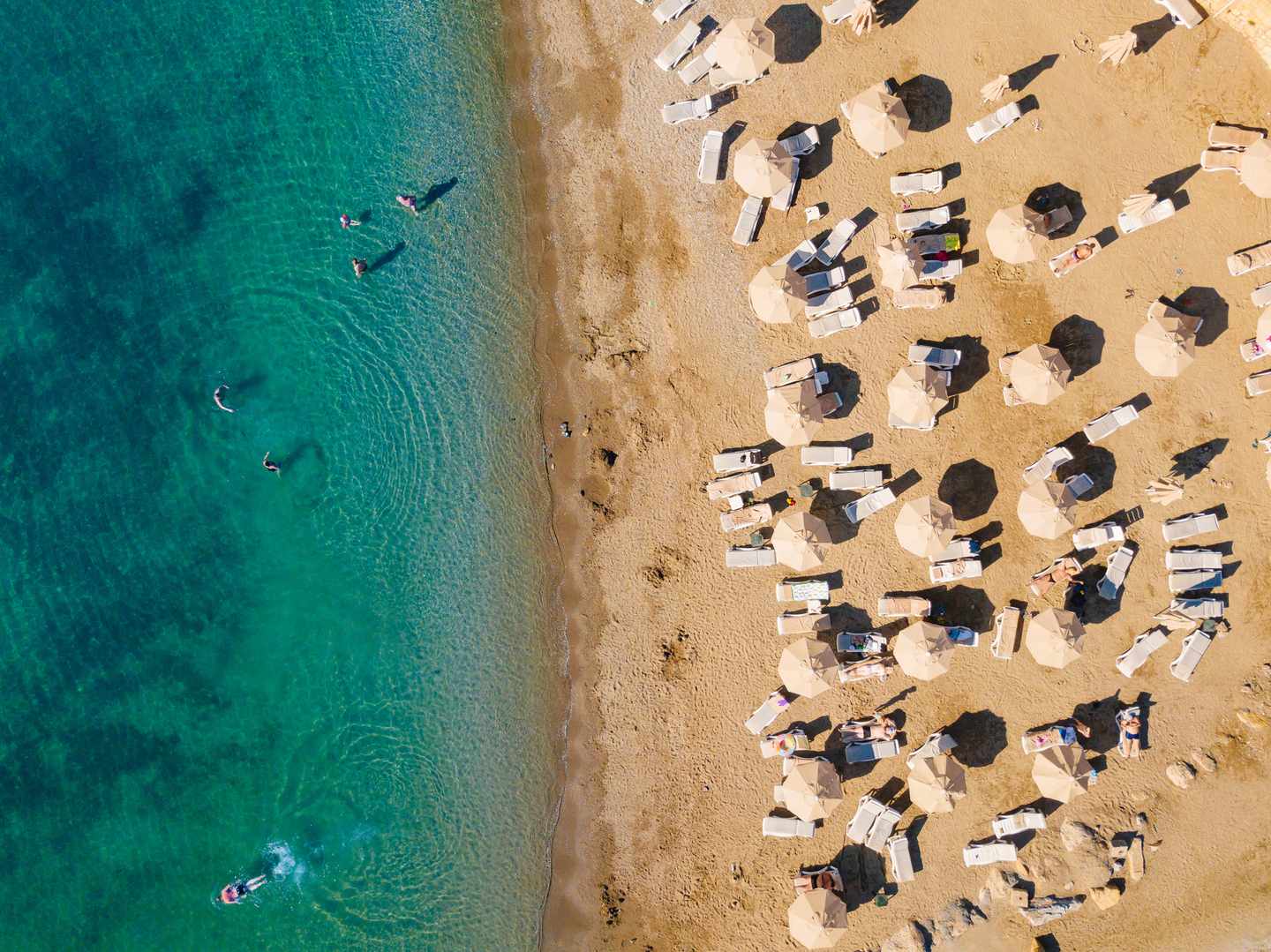 blt6795f2f911b1adeb-tuerkei-antalya-strand-sonnenschirme-sonnenliegen-g-1353879243.jpg Strand mit Sonnenschirmen und Sonnenliegen