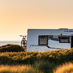 usa-camper-mit-fahrradanhaenger-zwischen-den-duenen-am-Strand-g-1256442677.jpg