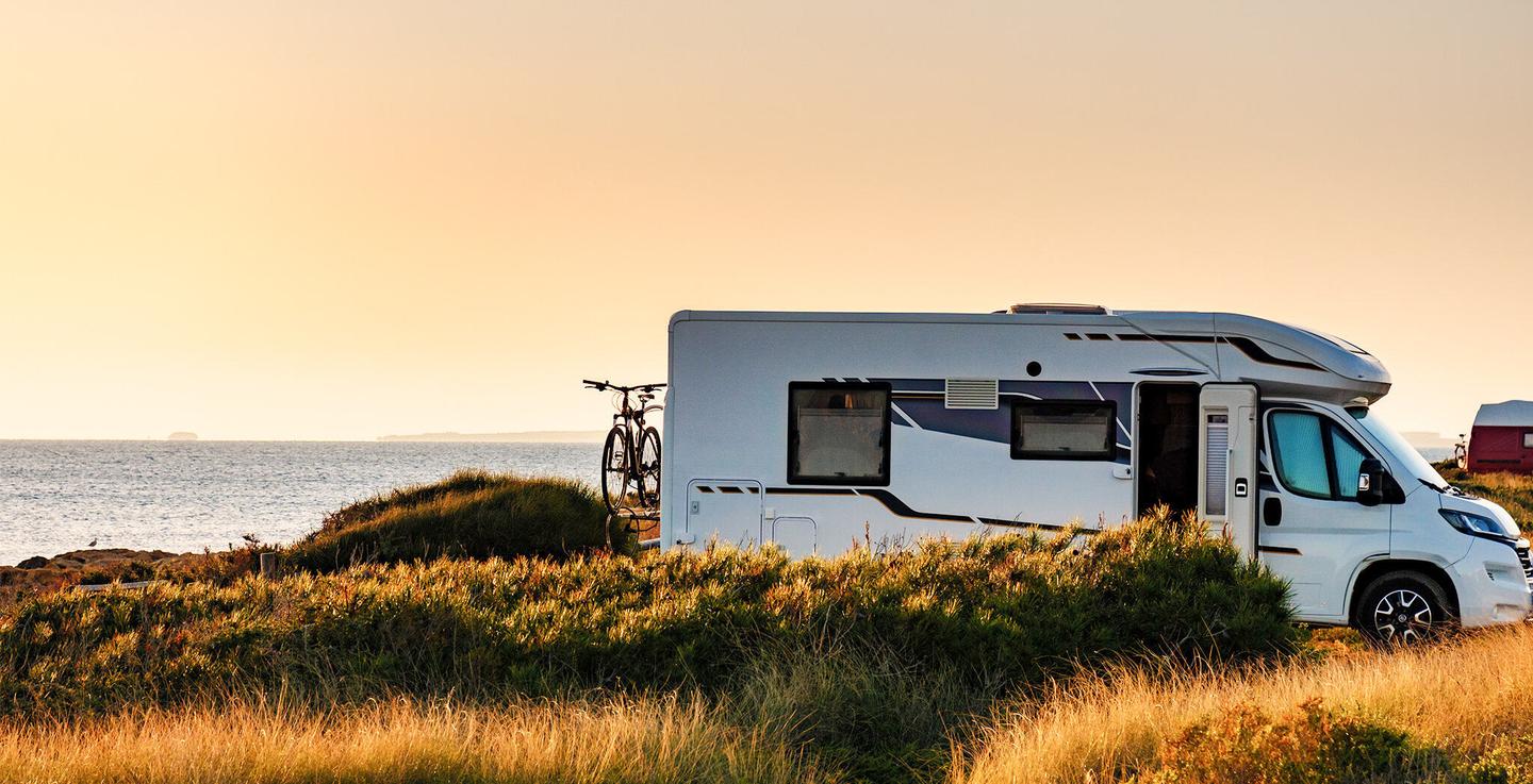 usa-camper-mit-fahrradanhaenger-zwischen-den-duenen-am-Strand-g-1256442677.jpg