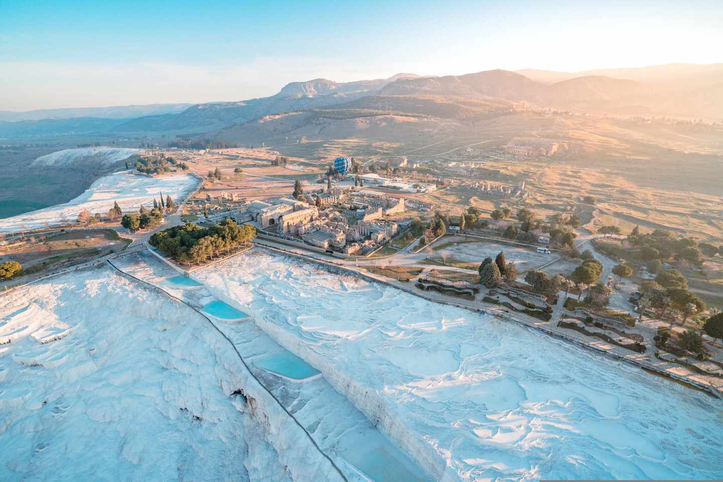 tuerkei-side-pamukkale-luftaufnahme-von-heissluftballons-ueber-travertinbecken-g-1307261335.jpg