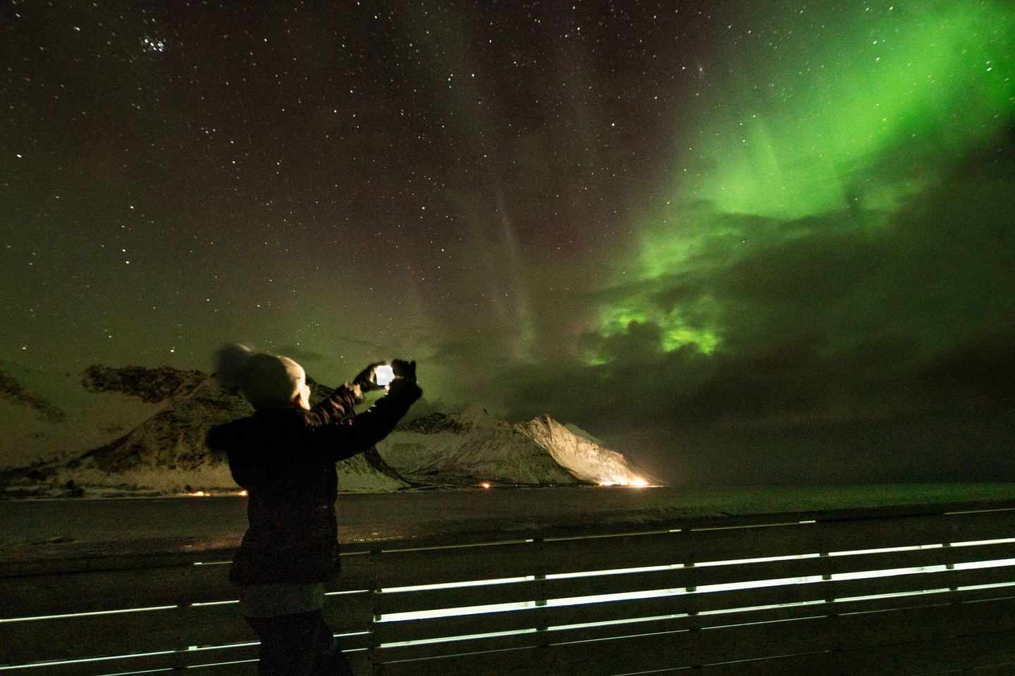 norwegen-frau-fotografiert-nordlichter-g-1210835020.jpg