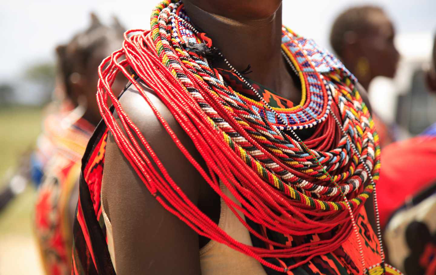 kenia-schmuck-frau-samburu-g-140447435.jpg