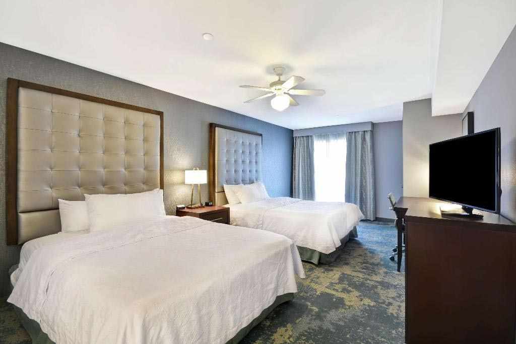 Zweibett-Schlafzimmer mit getrennten Polsterbetten im Coachella-Hotel Homewood Suites by Hilton Palm Desert