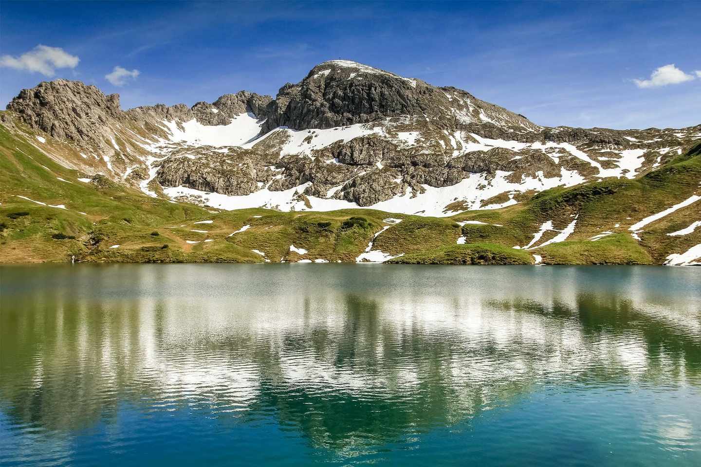 blta64c2286bd81c8ca-deutschland-alpen-schrecksee-nahaufnahme-mit-bergen-g-922763826.jpg Deutschland Alpen Schrecksee Blick vom See auf Berg