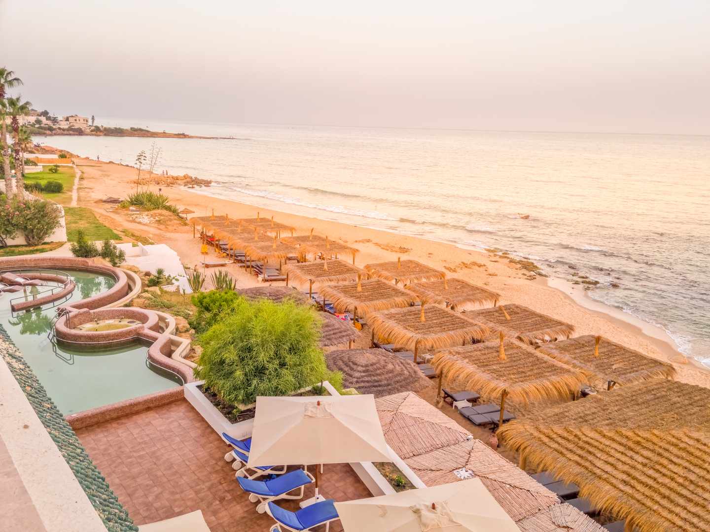 Hotelausblick auf den Strand von Hammamet bei Sonnenuntergang
