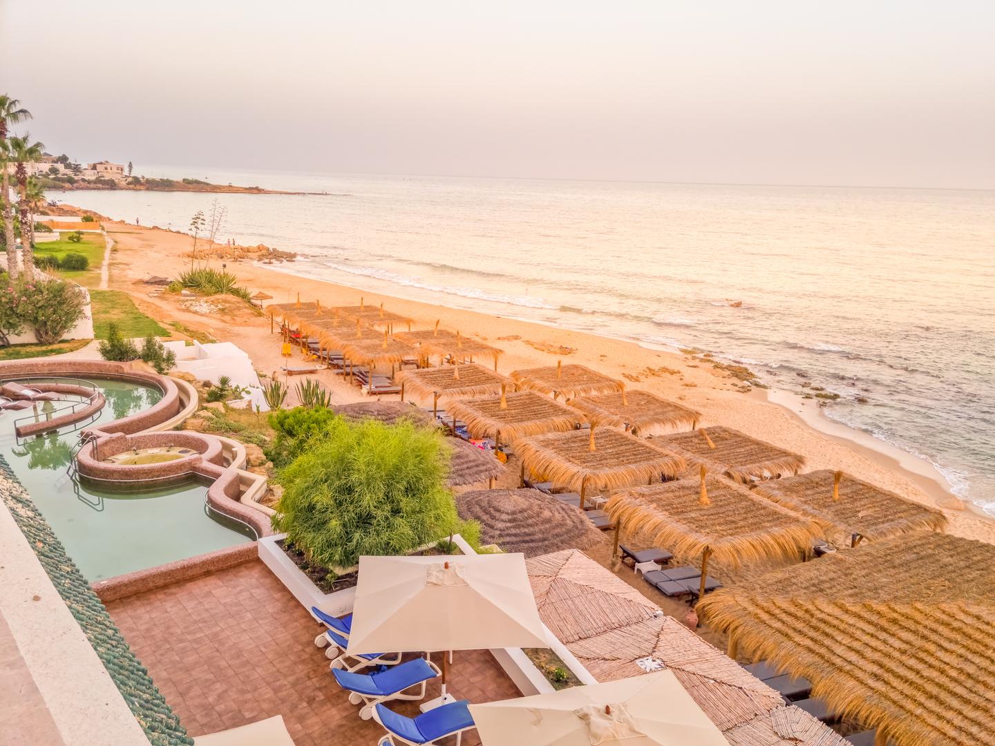 Hotelausblick auf den Strand von Hammamet bei Sonnenuntergang