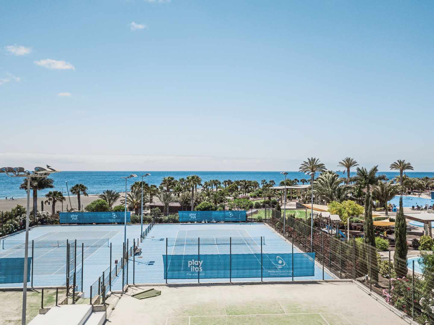 blt9d15e46cdb60d0f2-spanien-kanaren-fuerteventura-playitas-hotel-tennisplatz-cmi-der1475799.jpg Playitas Resort: Tennisplatz vor dem Meer