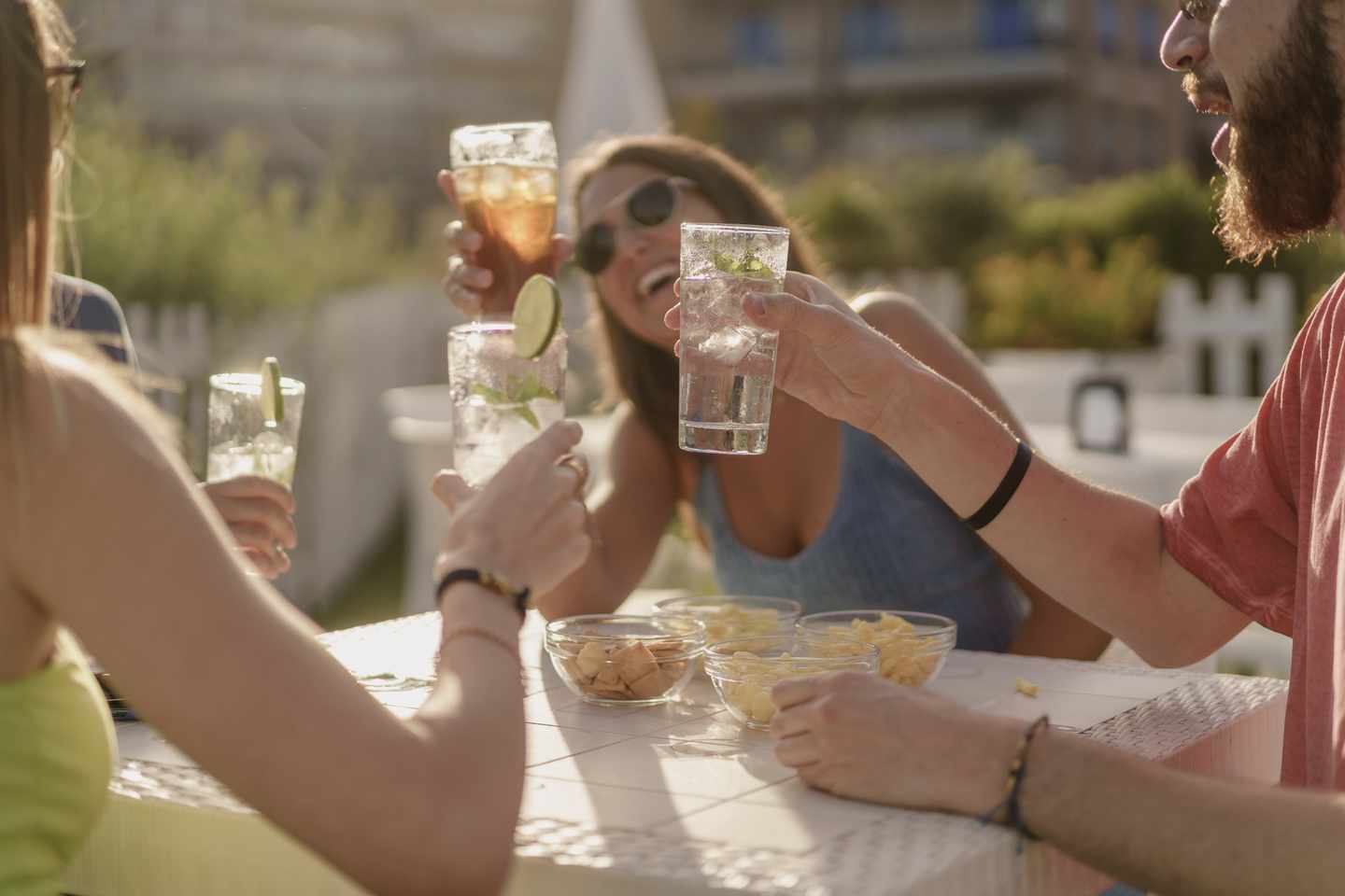spanien-menorca-freunde-cocktails-g-1255856226.jpg