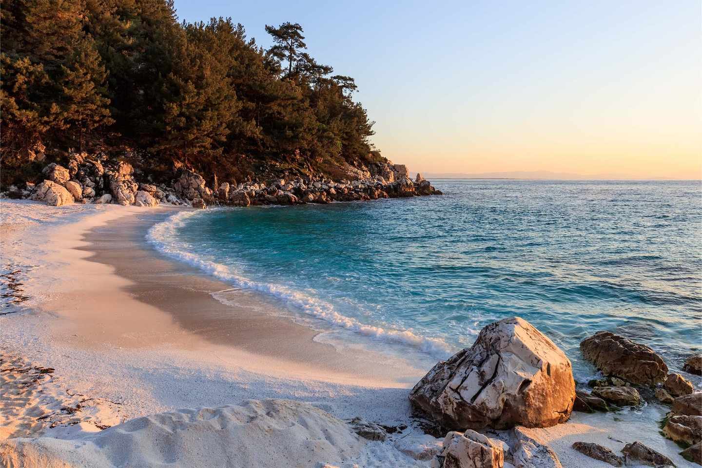 griechenland-marble-beach-auf-thassos-g-961163364.jpg