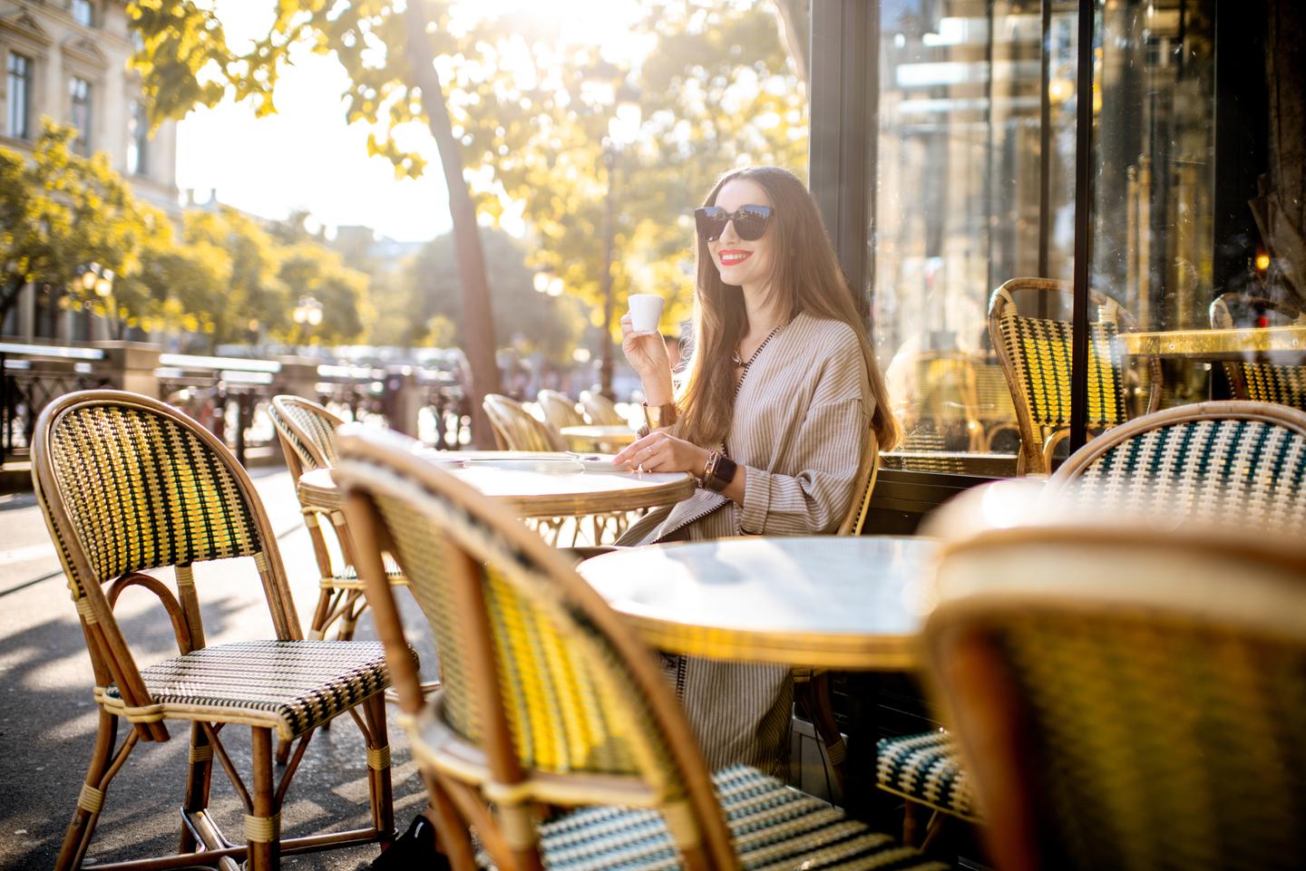 reisetrends-reisesoundtrack-paris-cafe-1055602856.jpg
