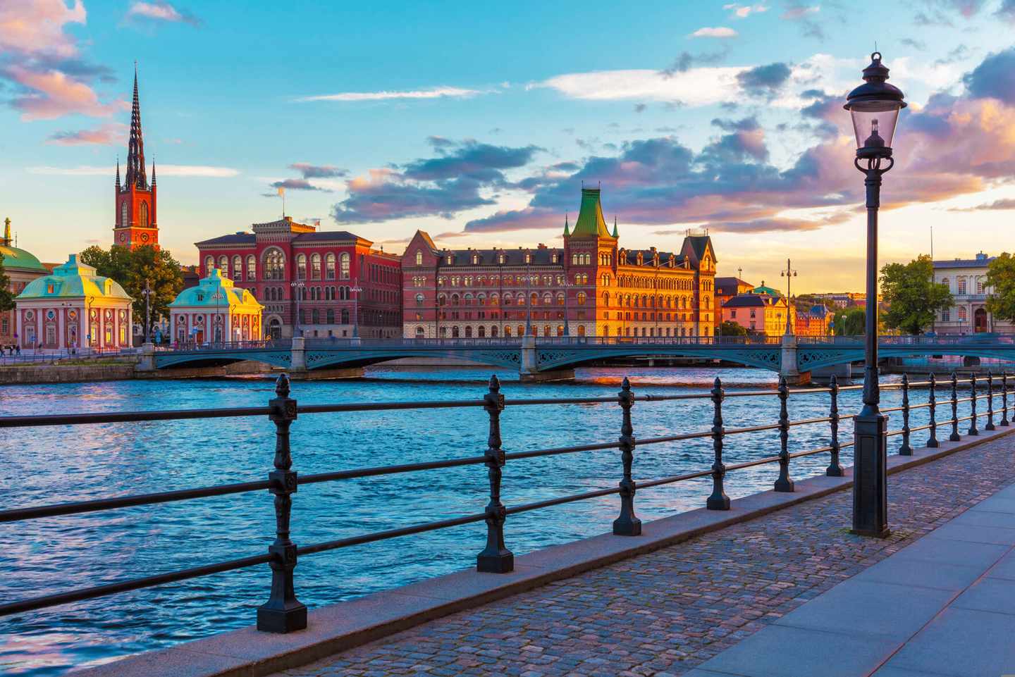 stockholm-stadtansicht-wasser-laterne-t-156300753.jpg