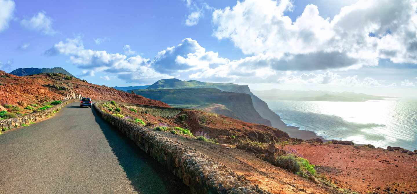 spanien-kanarische-inseln-lanzarote-panorama-kuestenstraße-ausblick-a-136092446.jpg