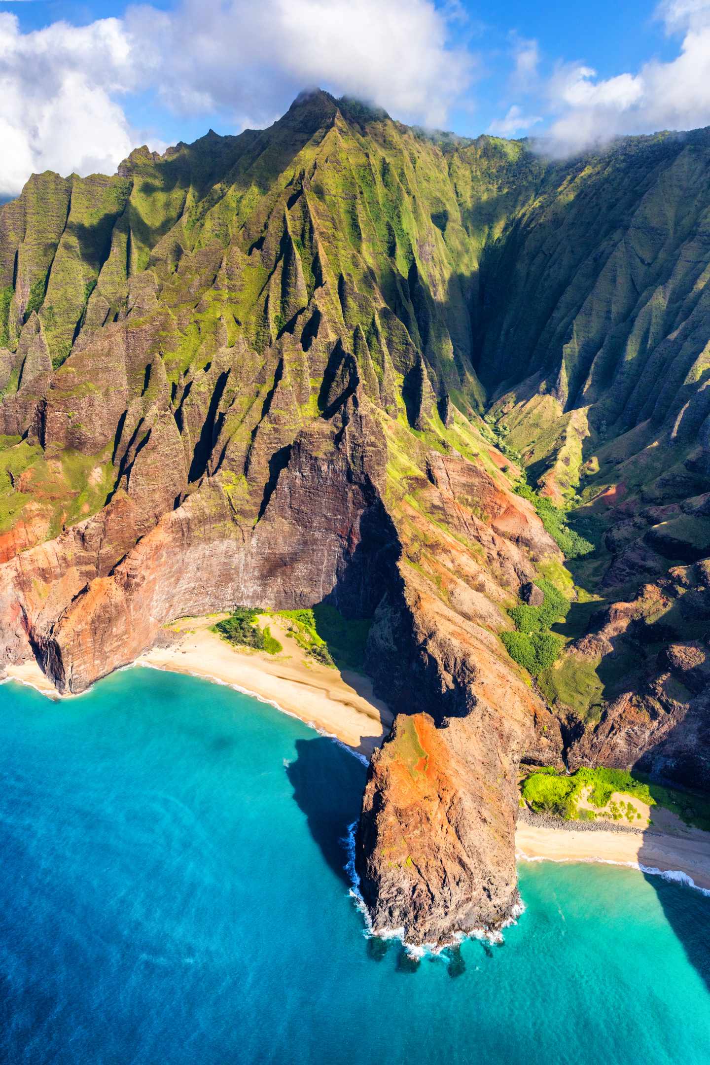 GettyImages-1347332089.jpg Blick auf die Na Pali Küste aus dem Hubschrauber