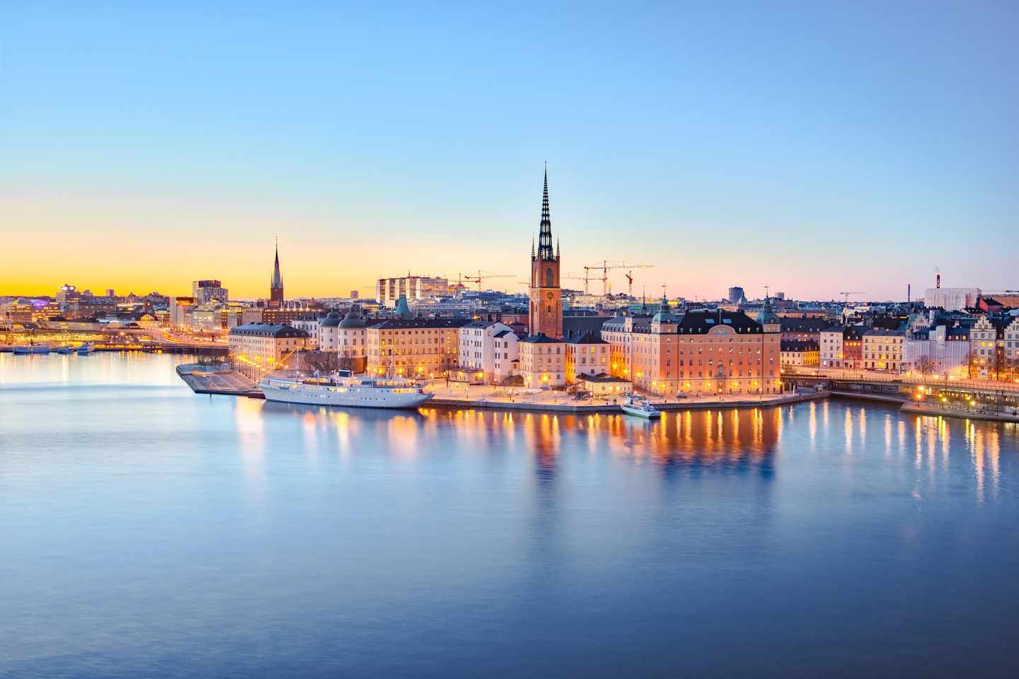 schweden-stockholm-vom-wasser-aus-g-688368000.jpg