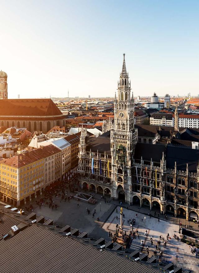 Zu den Angeboten Hotels in München mit Bahn buchen - Luftaufnahme der Münchener Innenstadt
