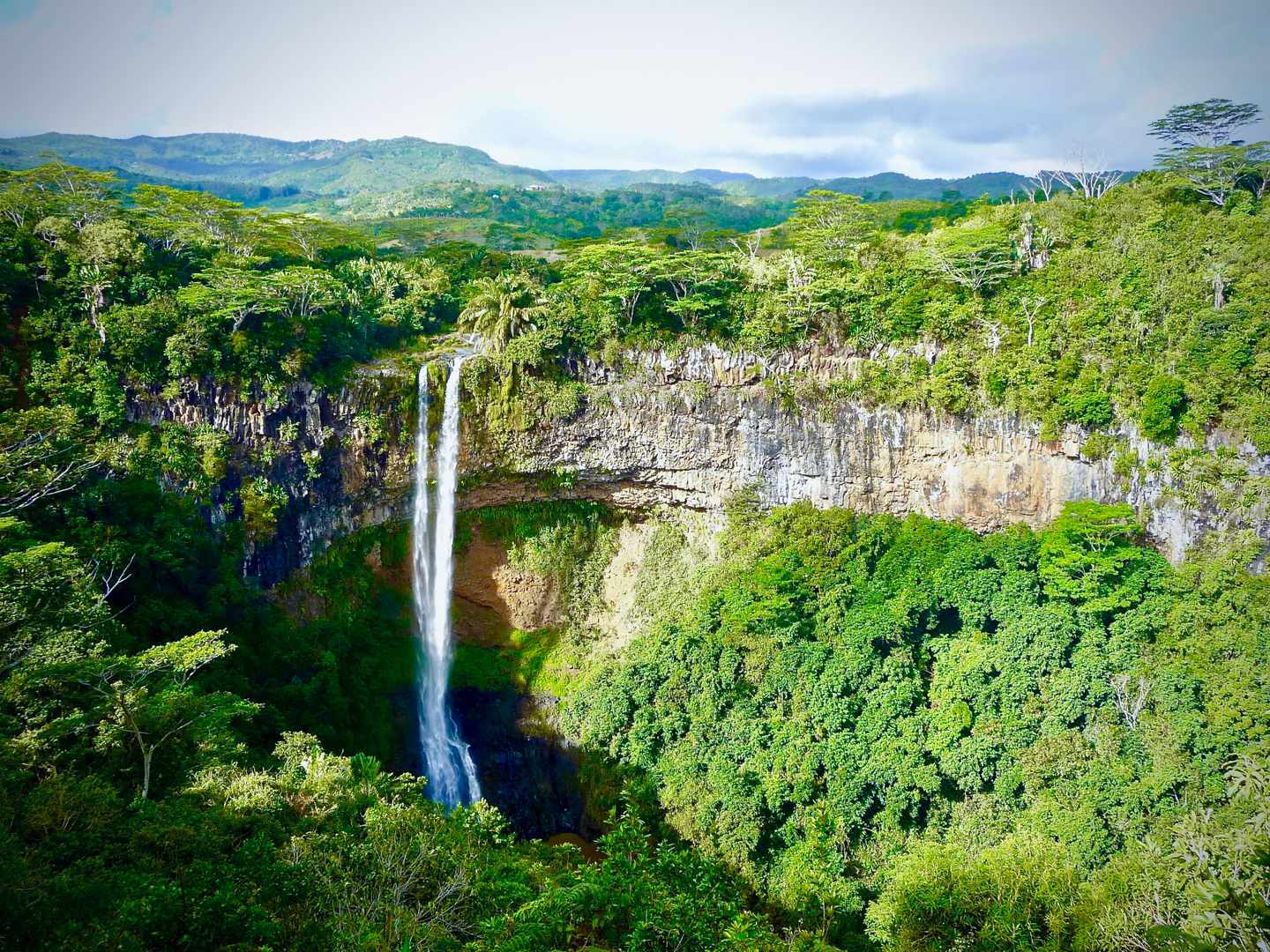 mauritius-chamarel-wasserfall-in-einem-krater-g-1071663614.jpg