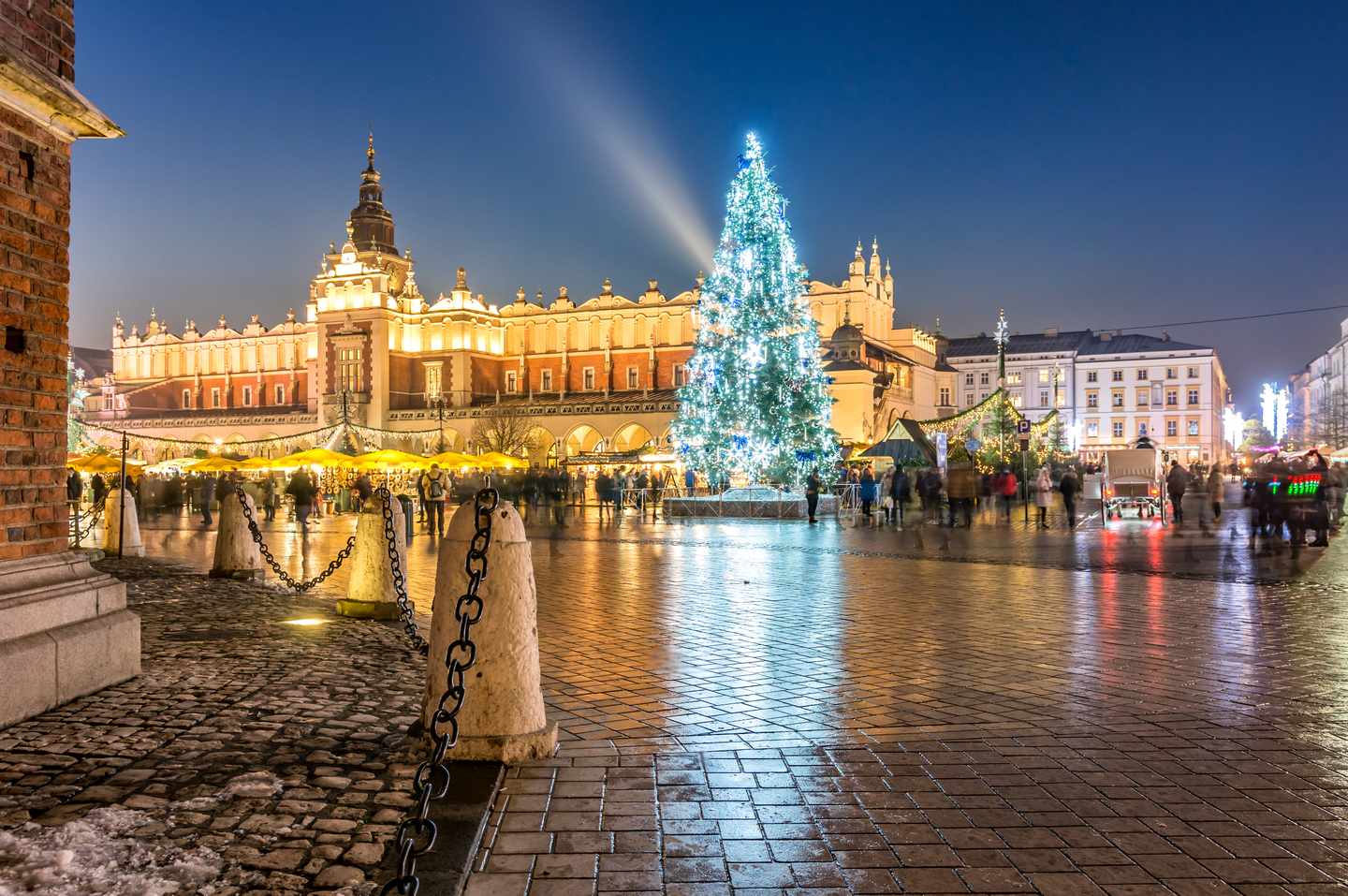 Beleuchteter Weihnachtsbaum und Weihnachtsmarkt auf dem Hauptmarkt vor den Tuchhallen in Krakau