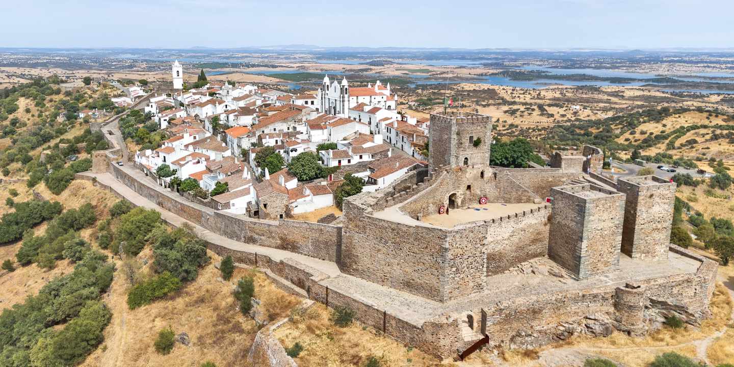 portugal-alentejo-monsaraz-burgdorf-alqueva-see-g-2251713844.jpg