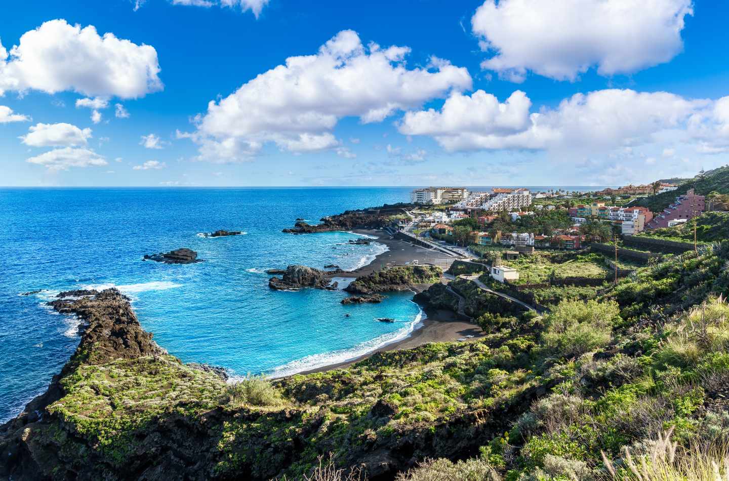 spanien-kanaren-la-palma-brena-baja-playa-de-los-cancajos-geschuetzte-bucht-schwarzer-sandstrand-g-1368453429.jpg