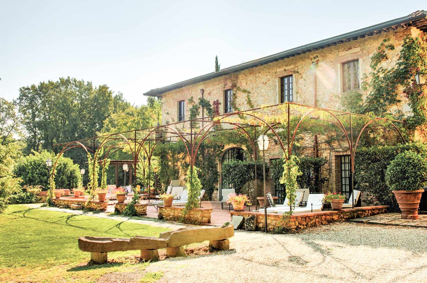 Die Terrasse des Borgo San Luigi Hotels in der Toskana