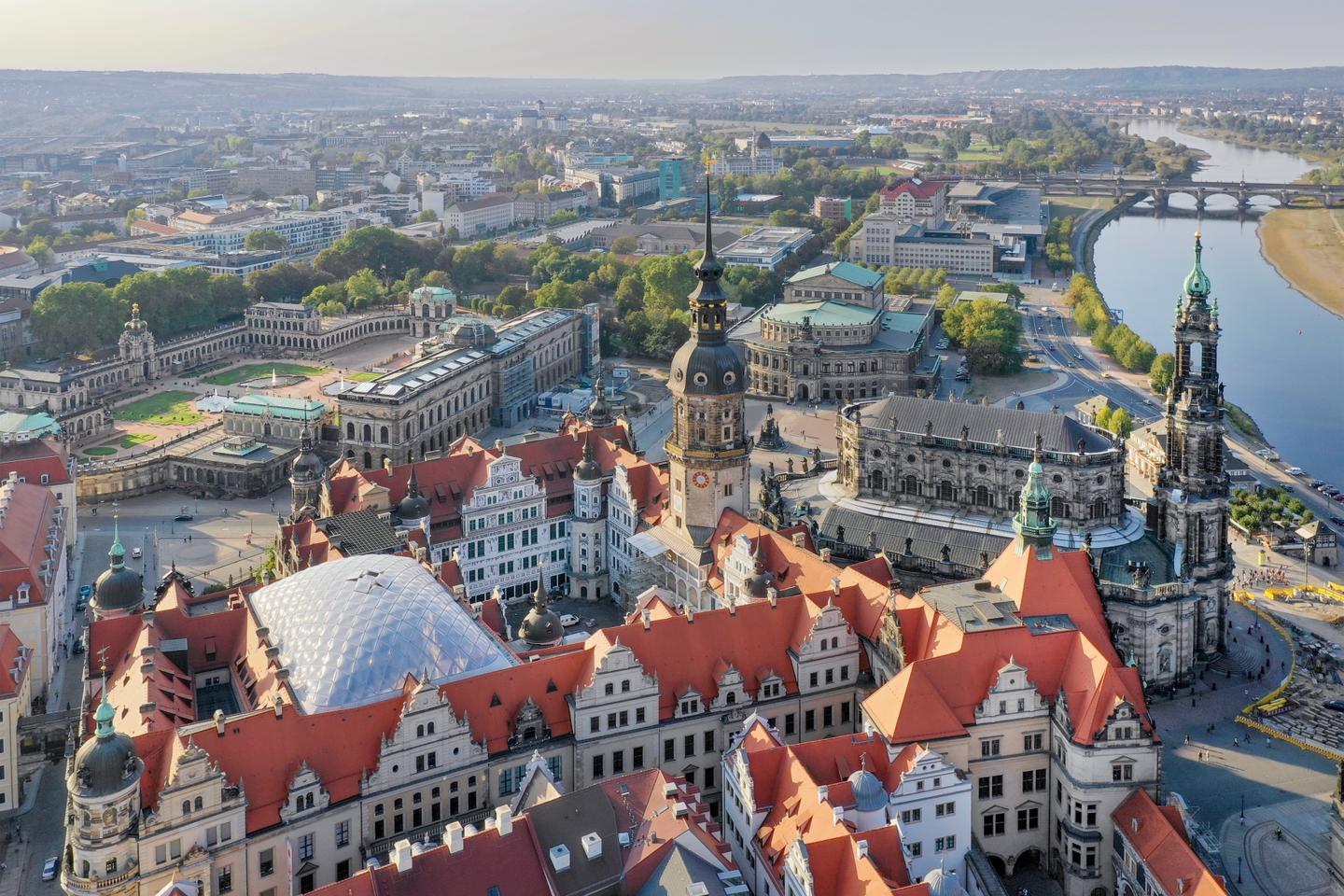 deutschland-dresden-luftbild-dresden-skyline-g-1040916054.jpg