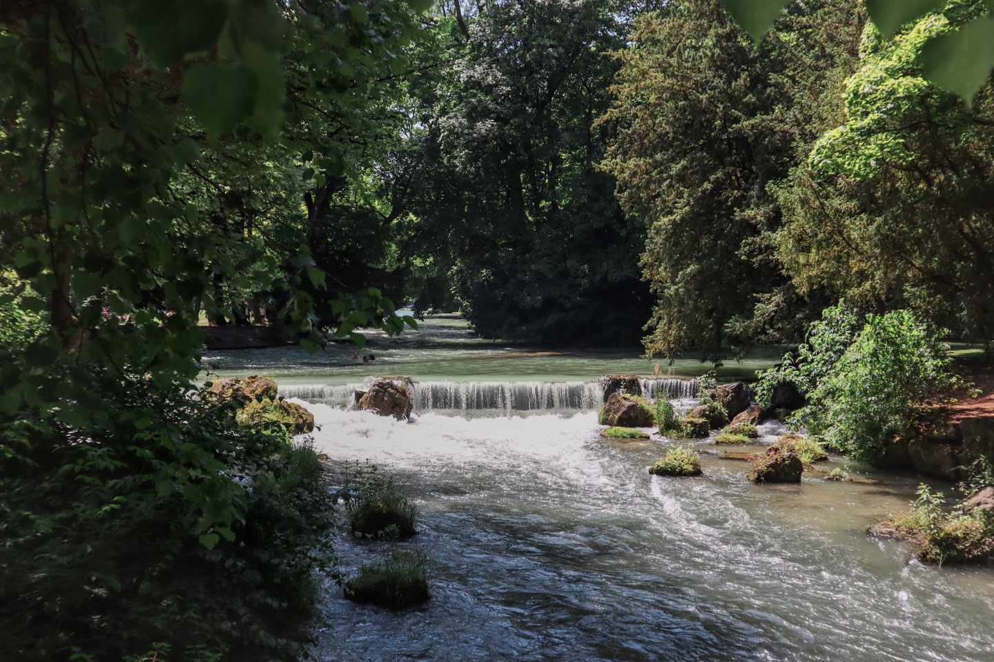 deutschland-münchen-eisbach-g-1160346701.jpg