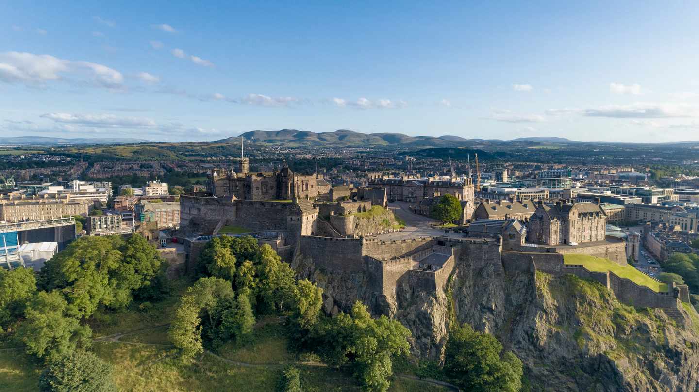 Schottland-Edinburgh-Edinburgh-Castle-Luftaufnahme-g-889913174.jpg