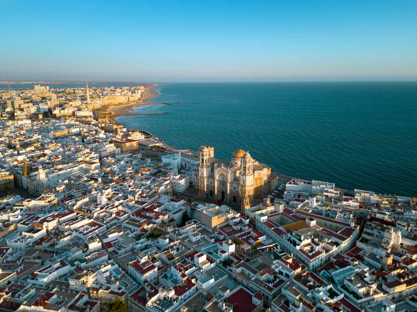 Hotel Costa de la Luz: Luftaufnahme der Stadt Cádiz bei Sonnenuntergang
