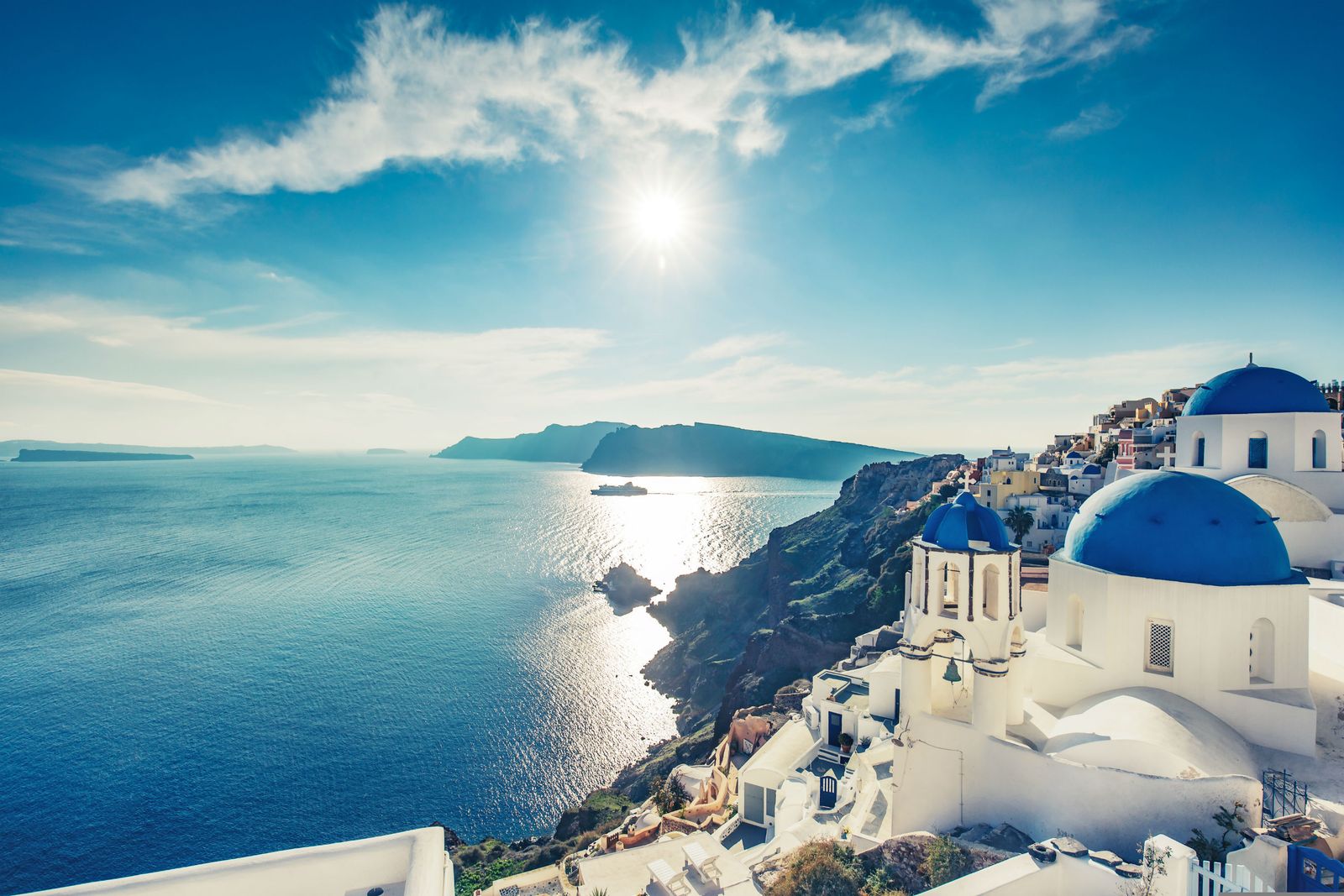 Kirche von Oia auf Santorin im Sonnenschein