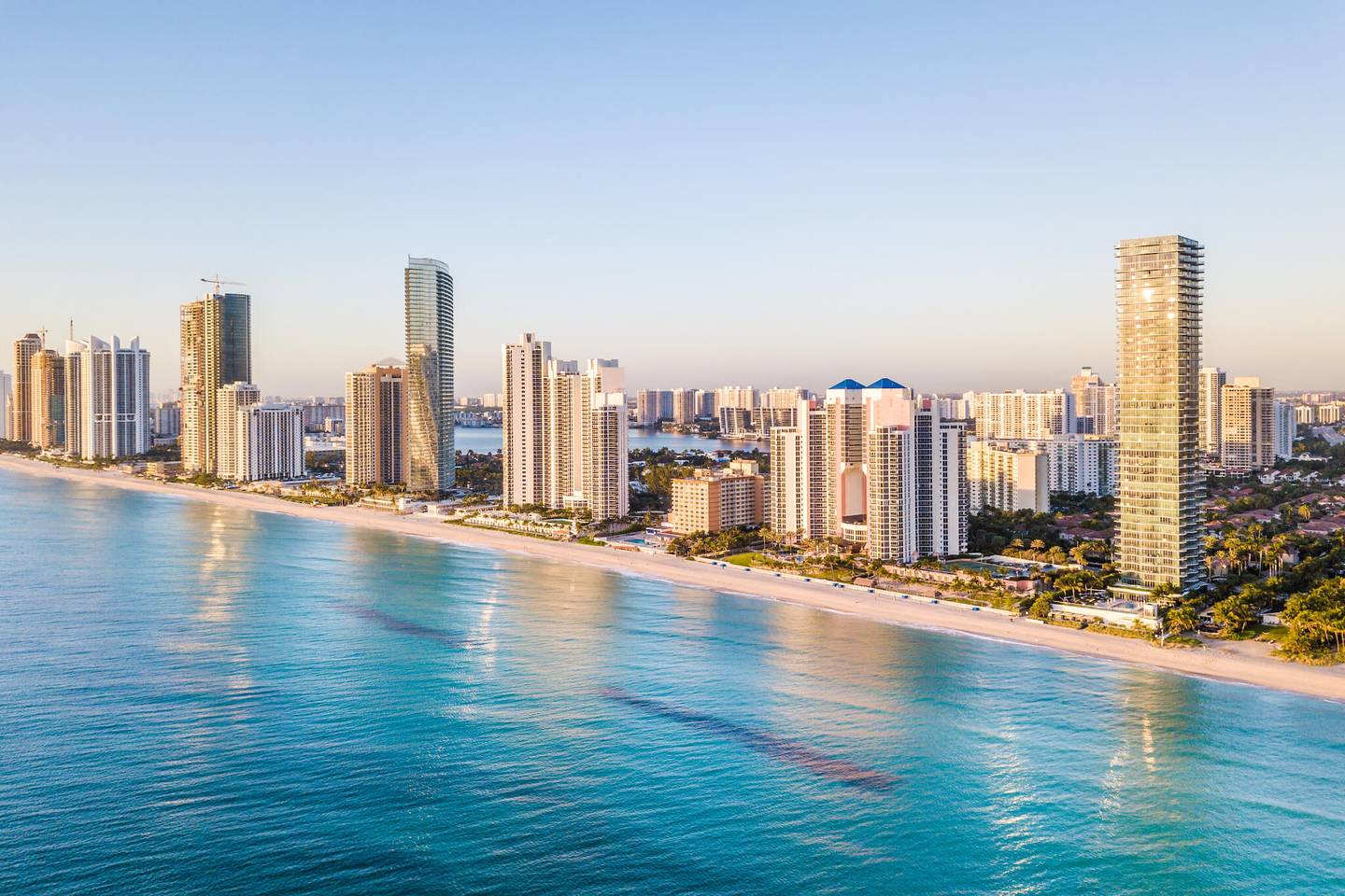 usa-miami-strand-mit-skyline-g-1191754271.png