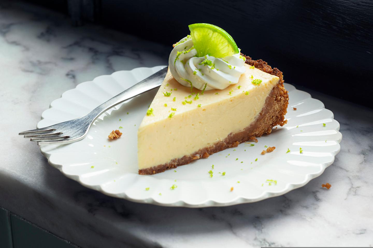 usa-florida-key-ein-stueck-lime-pie-mit-schlagsahne-und-limettenschale-auf-dem-teller-g-1357320931.jpg