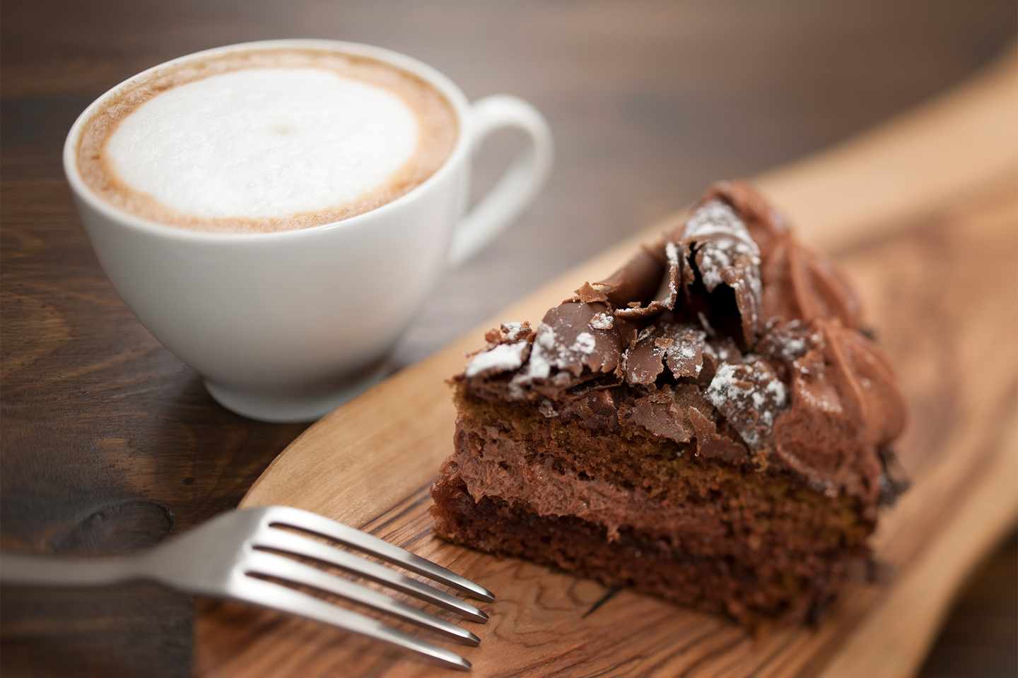 deutschland-bodensee-die-drei-schoensten-inseln-schokoladenkuchen-und-kaffee-g-185259224.jpg