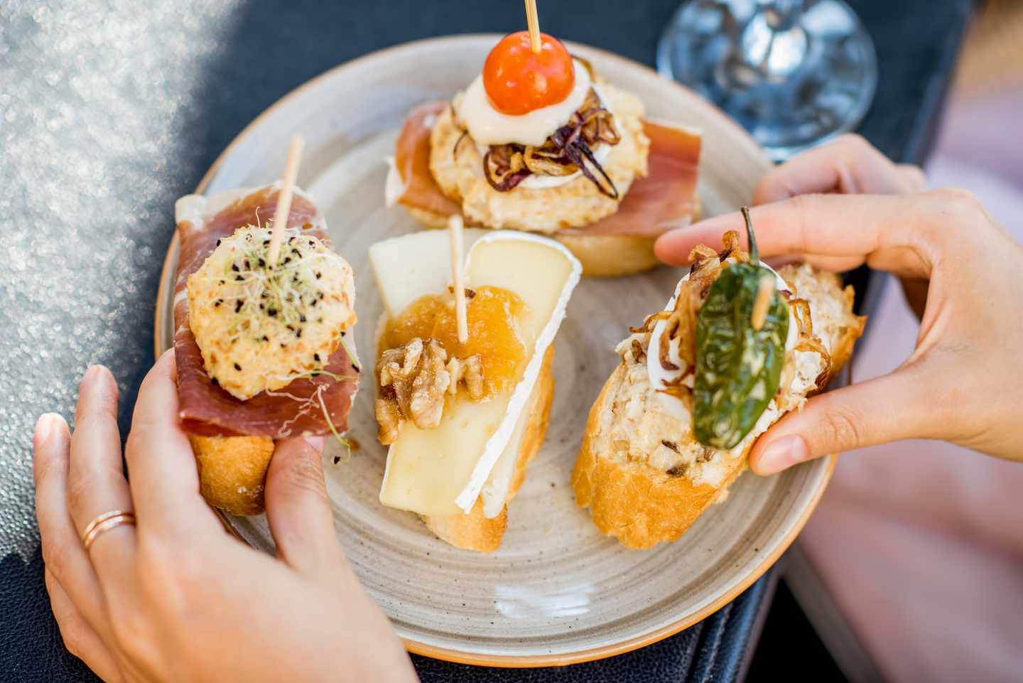 europa-spanien-tapas-pinchos-g-865374694.jpg