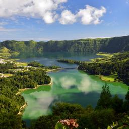 portugal-azoren-sao-miguel-laguna-azul-klein-g-845037724.jpg