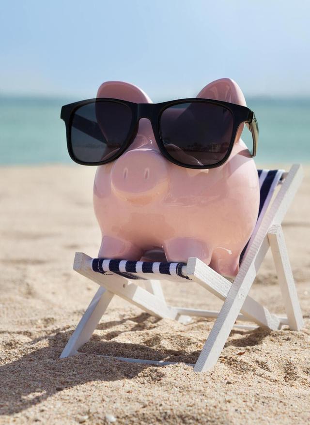 Urlaubsziele mit günstigem Wechselkurs sparschwein-strand-liegestuhl-t-521127560.jpg