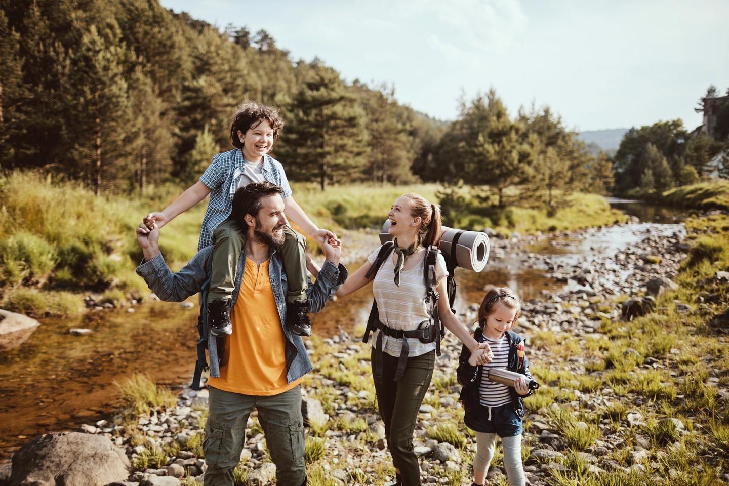 wandern-familie-spass-g-1161690510.jpg