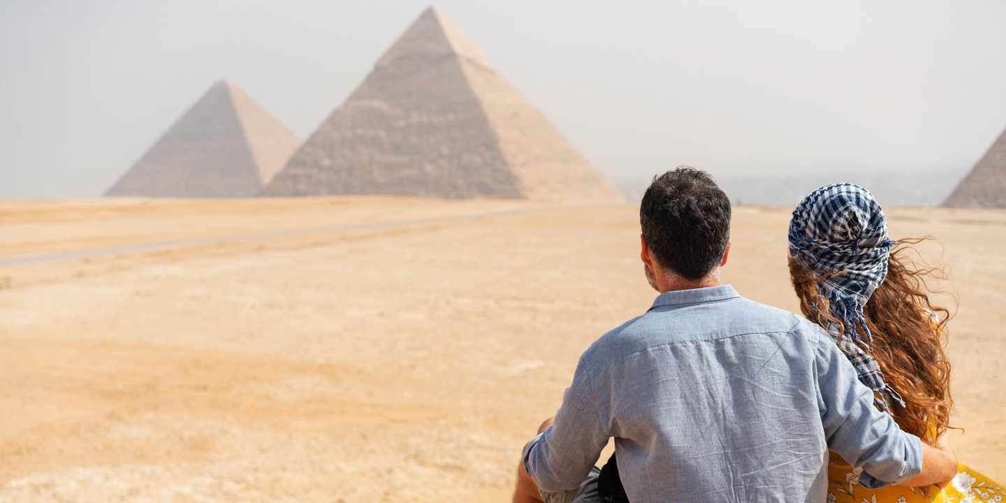 aegypten-paar-blickt-auf-die-pyramiden-von-gizeh-g-1135422756.jpg