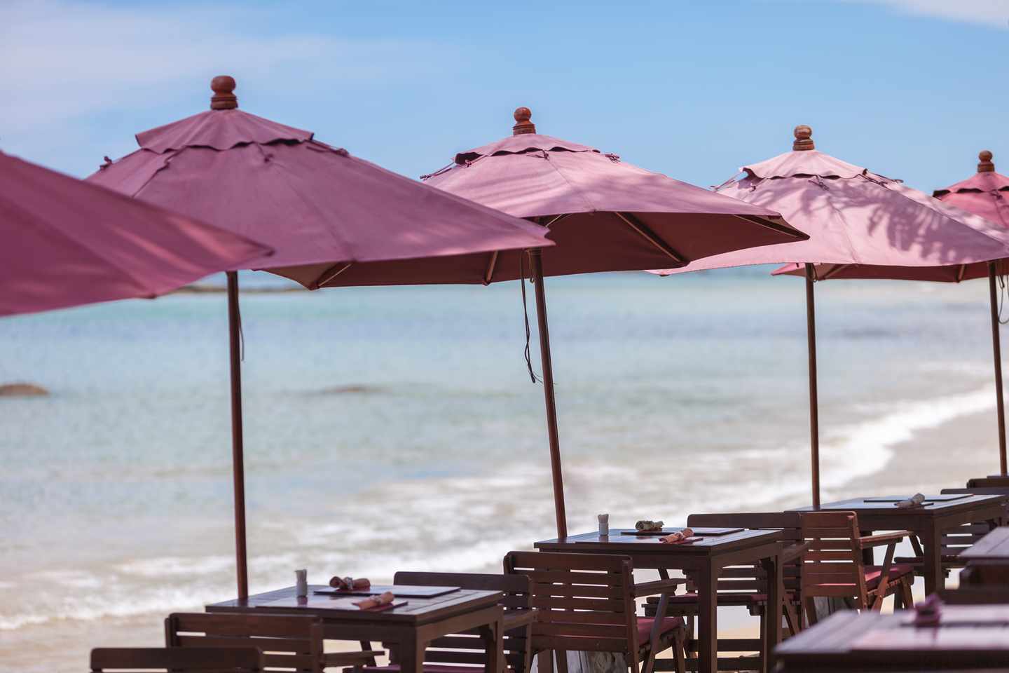 thailand-phuket-strand-restaurant-t-495621034.jpg