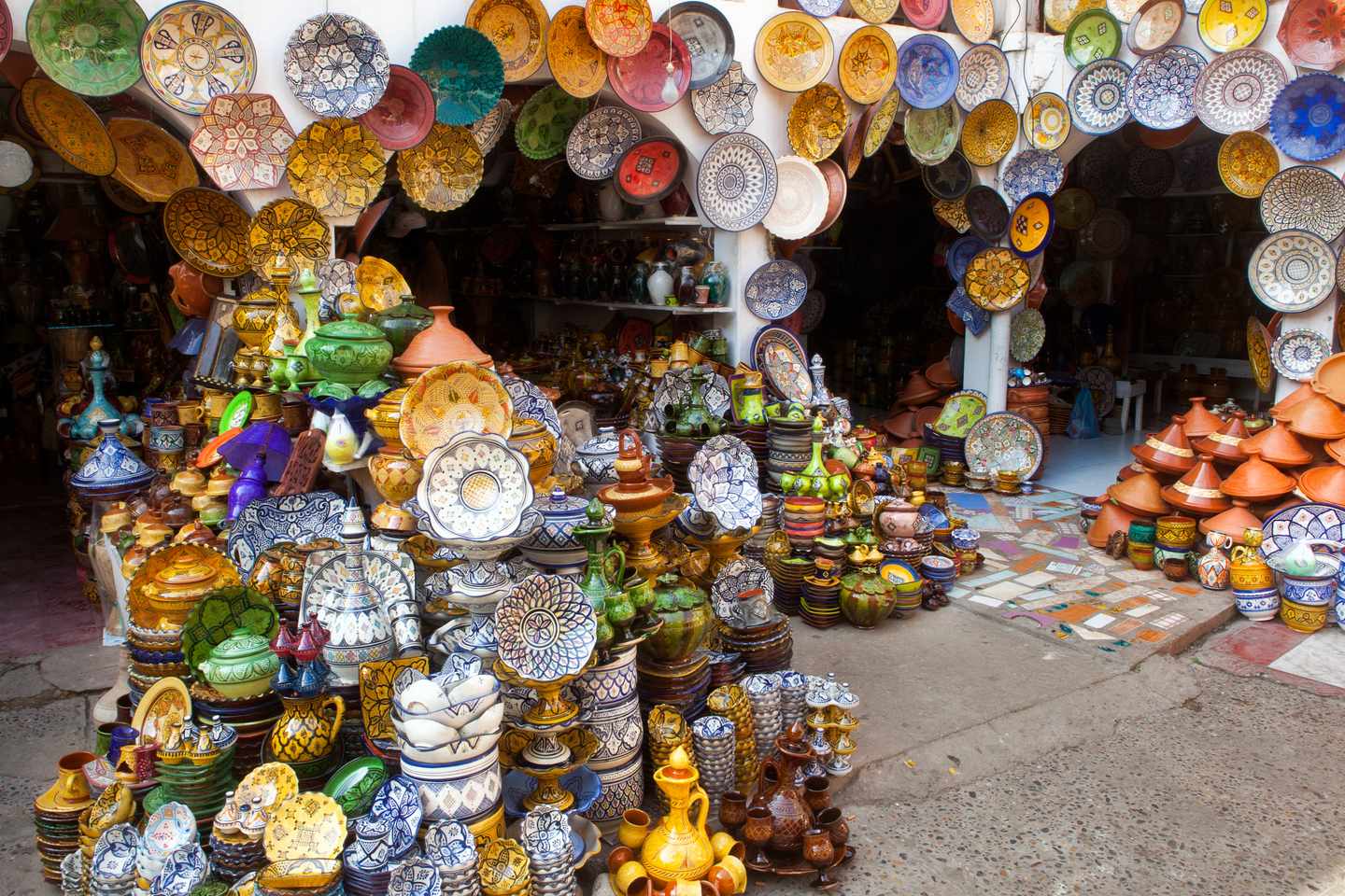 afrika-tunesien-djerba-guellala-marktstand-geschirr-g-178377121.jpg