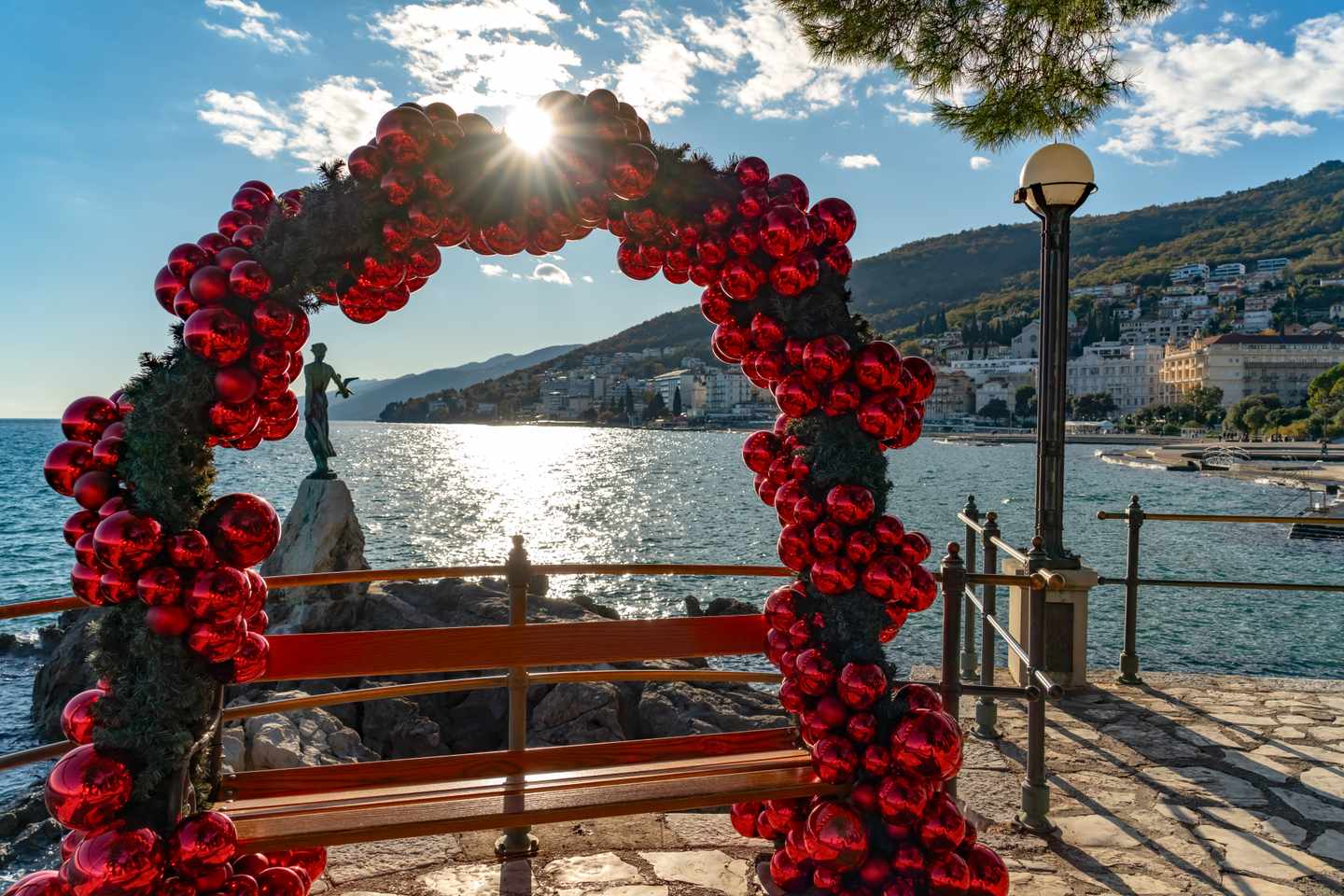 Adventsdekoration in Opatija an der kroatischen Adriaküste mit Meer und Stadtpromenade