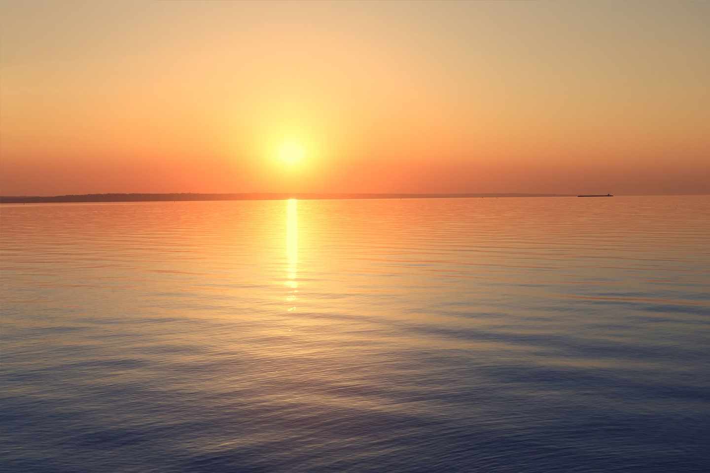 spanien-mallorca-kulinarik-blick-auf-das-meer-bei-sonnenaufgang-g-1083660474.jpg
