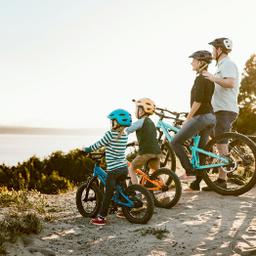 usa-familienurlaub-familie-macht-mountainbiketour-mit-blick-auf-den-puget-sound-g-1164431942.jpg