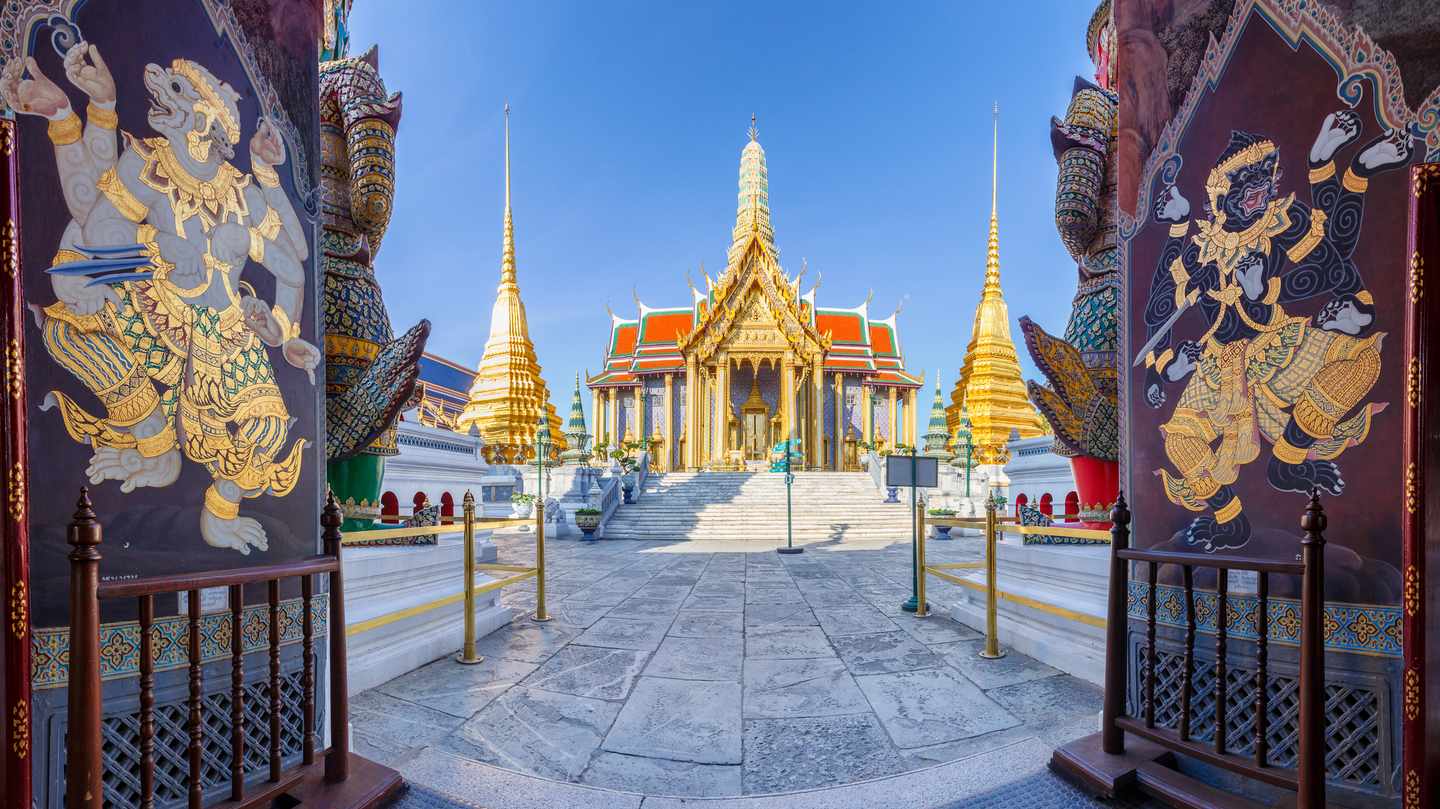 thailand-bangkok-wat-pra-kaew-tempel-t-622057970.jpg