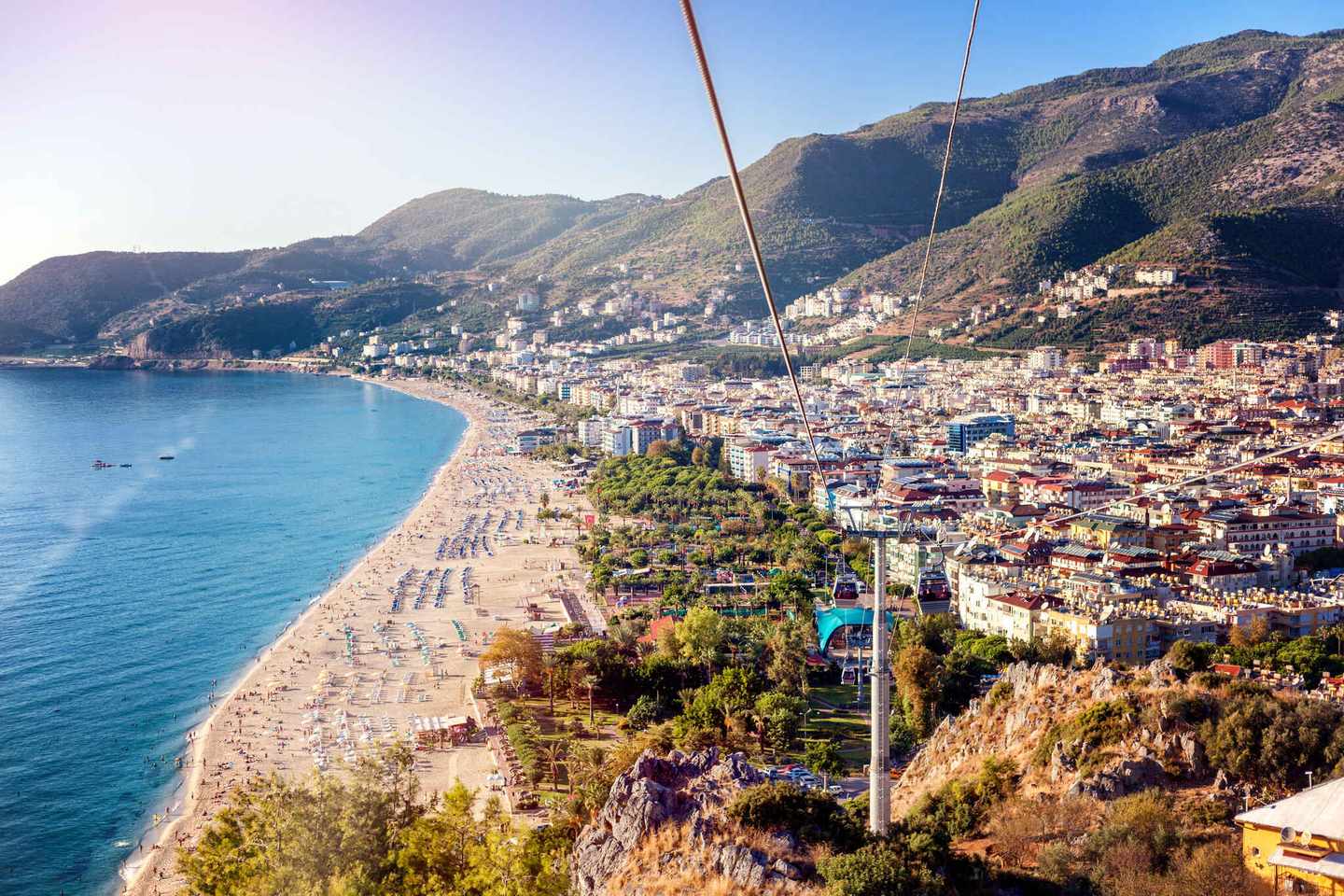 tuerkei-alanya-blick-auf-den-kelopatra-strand-aus-einer-seilbahn-heraus-g-1167745090.jpg